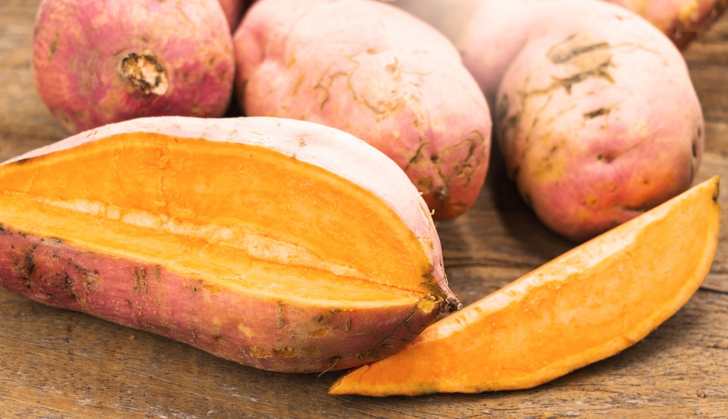 vecteezy_fresh-sweet-potatoes-on-wooden-table_11248541.jpg